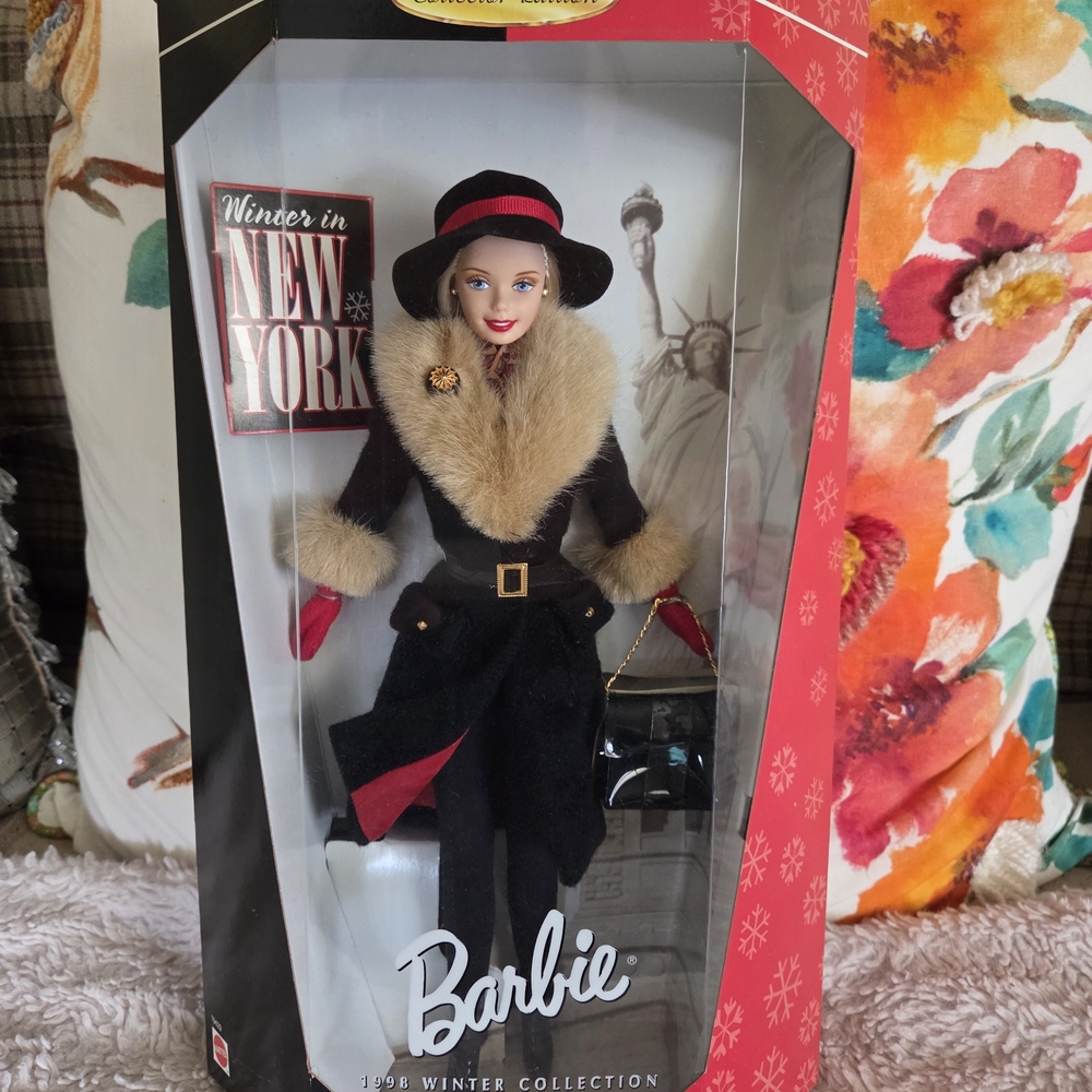 1997 - Winter in New York Barbie City Seasons Collector Edition NRFB
